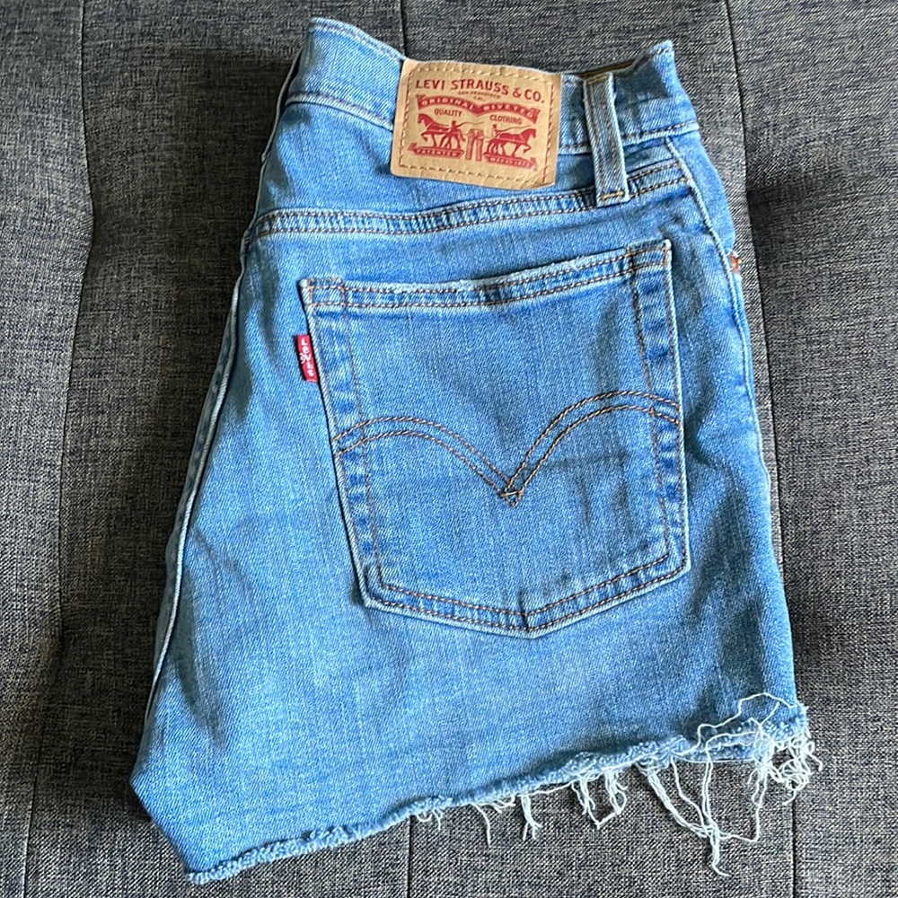 Levi’s Jean distressed style short